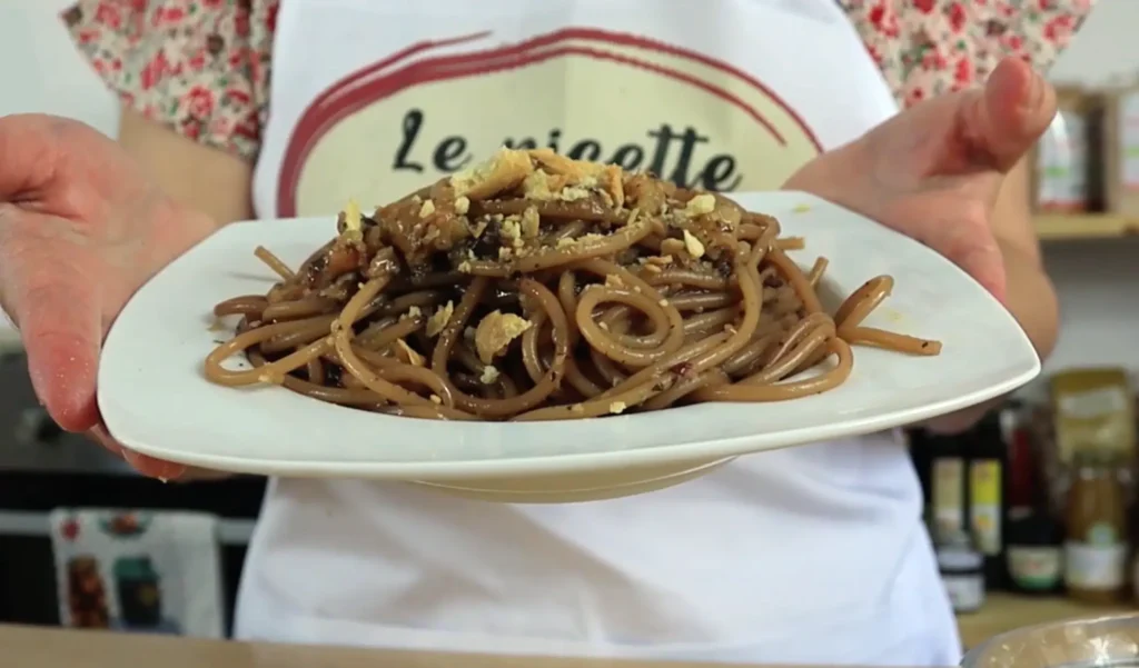 Ricetta degli spaghetti realizzata con il biscotto o tarallo di venafro